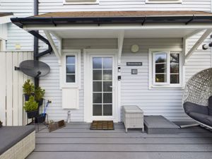 Front of lodge- click for photo gallery